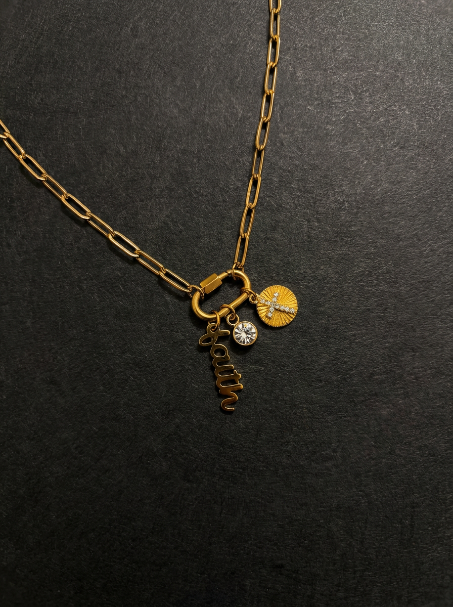 “Collar Dorado con Charms Modernos