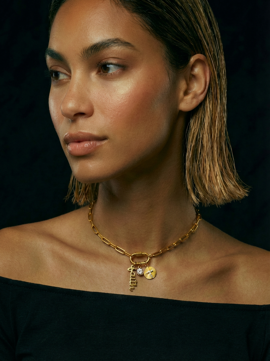 “Collar Dorado con Charms Modernos